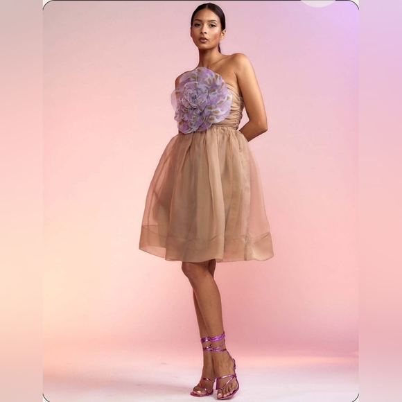 Cynthia Rowley Camel strapless organza dress with white 3D flower Size 6 - Picture 1 of 10